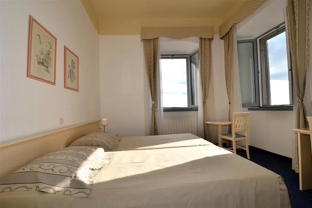 Boutique Hotel Kastel Motovun 3*,